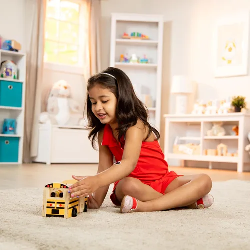 Miniatura 6 de Melissa & Doug Juego de madera para autobús escolar con 7 figuras de juego