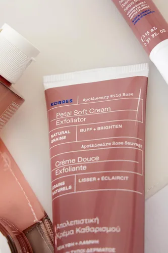 Miniatura 5 de KORRES Apothecary - Crema facial exfoliante de rosa silvestre, exfoliante diario suave con polvo de pétalos de rosa y aceites vegetales, mejora