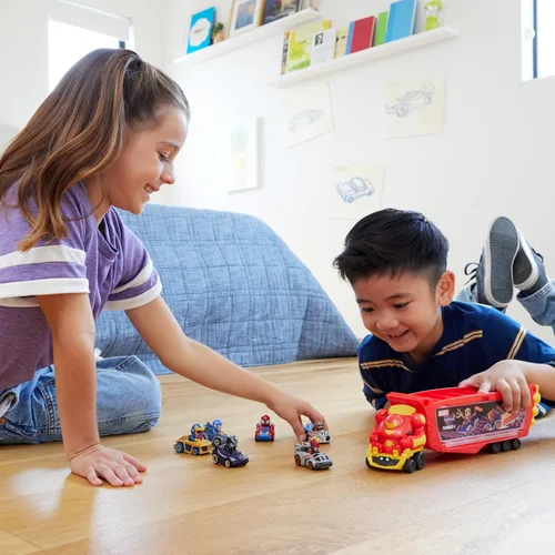 Miniatura 2 de Hot Wheels RacerVerse Marvel Hulkbuster Hauler, transporta y almacena hasta 10 vehículos de juguete, cabina desmontable con casco abatible y figura