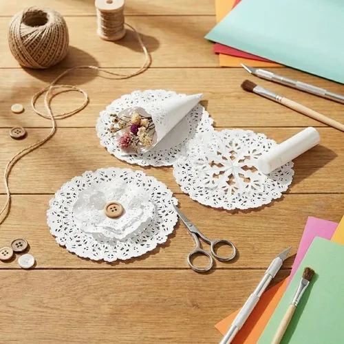 Miniatura 4 de Tapones redondos de encaje de papel blanco – 5 pulgadas; fabricados en Canadá (100)