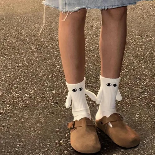 Miniatura 2 de Yawlsow 2 pares de calcetines de manos unidas, divertidos calcetines de muñeca magnética de succión 3D, calcetines de pareja unisex
