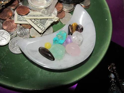 Miniatura 2 de JIC Gem Cuenco de selenita de 4 pulgadas con forma de luna, cuenco de carga de cristal de selenita marroquí para curación, recarga de cristales