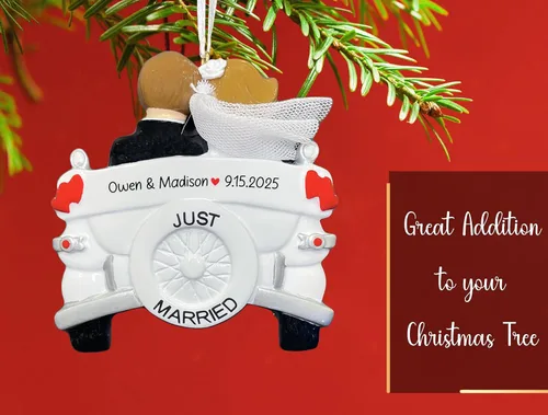 Miniatura 4 de Adorno personalizado de nuestro primer matrimonio de Navidad 2026 Pareja recién casada en auto de boda vintage para árbol de Navidad Regalo