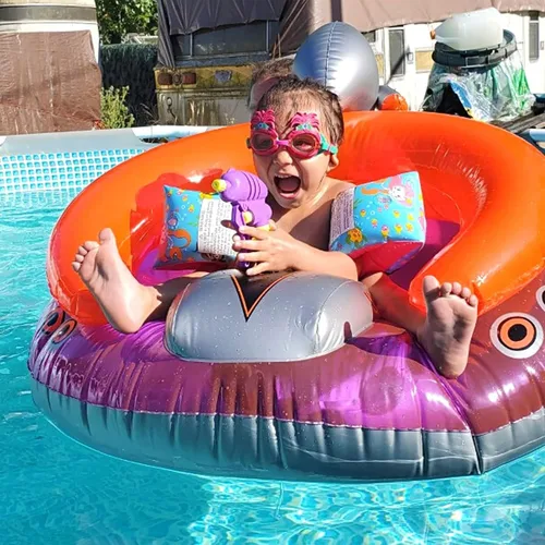Miniatura 4 de SWIMLINE Flotador inflable original de nave espacial OVNI para piscina, con divertido flujo constante, pistola de rayos láser, chorros de agua