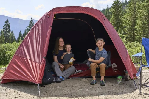 Miniatura 3 de Sierra Designs Alpenglow - Tienda de campaña para acampar construida con tecnología Twilight para bloquear el 98% de los rayos solares, fácil
