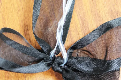 Miniatura 3 de Lazos de organza negros preatados con lazos giratorios. Paquete de 12 lazos de tela con bordes satinados hechos de cinta de 1-1/2 pulgadas. El lazo