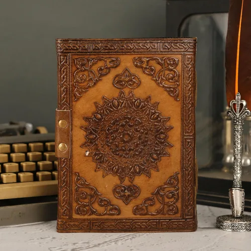 Miniatura 4 de Book of Shadows - Diario Grimorio – 200 páginas de papel antiguo con borde deckle con triple luna, pentagrama, cubierta de cuero con cierre