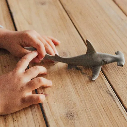 Miniatura 4 de Safari Ltd. Figura de tiburón Hammerhead – Figura detallada de plástico de 6.5 pulgadas – Divertido juguete educativo para niños, niñas y niños a