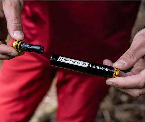 Miniatura 7 de LEZYNE Kit Pro Tubeless Sistema portátil de reparación de neumáticos de bicicleta todo en uno con cuerpo de aluminio, tapones para neumáticos