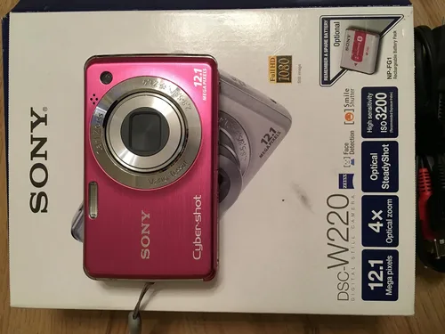 Sony Cybershot DSC-W220 - Cámara digital de 12 MP con zoom óptico 4x con estabilización de imagen Super Steady Shot (azul claro) (MODELO ANTERIOR)