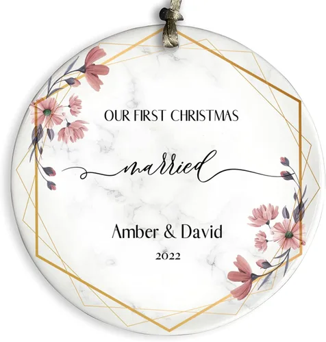 Adorno personalizado de cerámica casada de nuestra primera Navidad (diseño C)