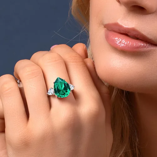 Miniatura 4 de Gem Stone King Anillo de 3 piedras de moissanita blanca y nano esmeralda verde de 9.19 quilates para mujer en plata de ley 925 Forma de pera 0.630