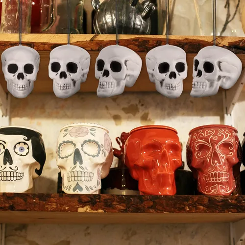 Miniatura 6 de Lenwen 12 piezas de decoración de cráneo de Halloween para colgar en el árbol de Navidad, cráneos pequeños de plástico para Halloween, cabeza