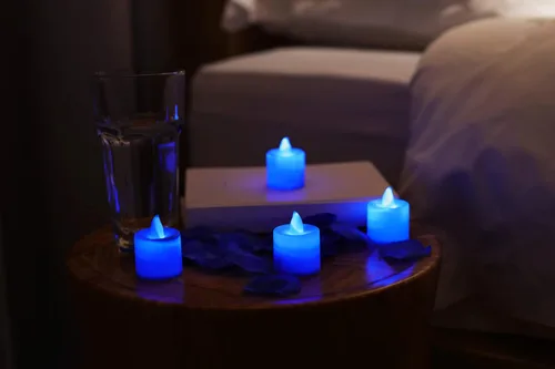 Miniatura 5 de LANKER 500 pétalos de rosa artificiales azules con 24 velas LED sin llama de color azul brillante parpadeante