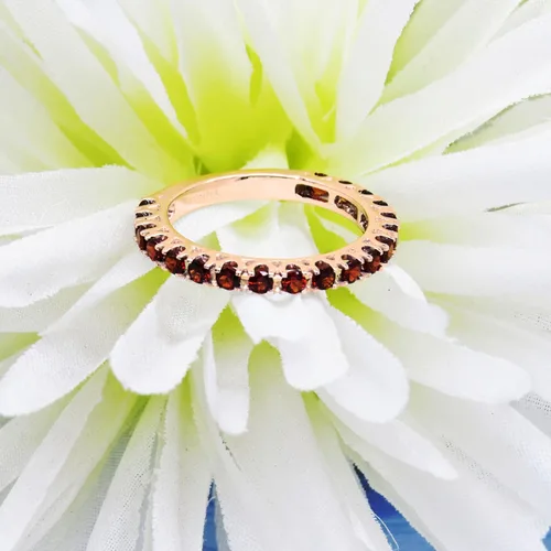 Miniatura 4 de Dazzlingrock Collection Anillo de boda apilable de eternidad con piedras preciosas o diamantes redondos para mujer en oro