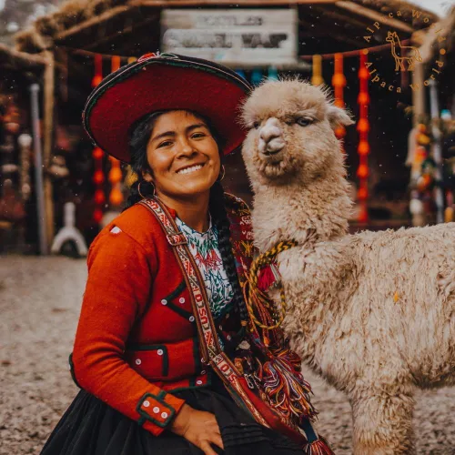 Miniatura 8 de Alpaca ponchos for men and women, handmade with the best alpaca wool material by Ecuadorian artisans.