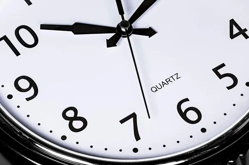 Miniatura 4 de Bernhard Products Reloj de pared negro, retro, silencioso, sin tictac, redondo de 9.5 pulgadas, funciona con pilas, cuarzo de calidad, fácil