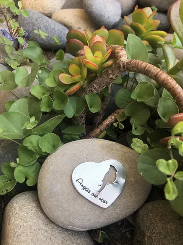 Miniatura 3 de Regalo de recuerdo de condolencias – Los ángeles están cerca – Placa de peltre sobre una piedra de río – Bonita adición a un jardín conmemorativo