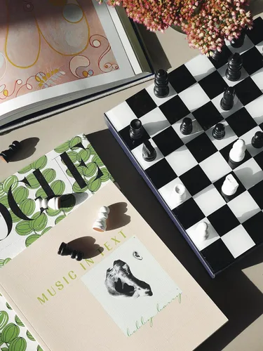 Miniatura 5 de PrintWorks Art of Chess – Juego de ajedrez de madera en blanco y negro con tablero acrílico – Elegante juego de mesa de café para adultos y familias