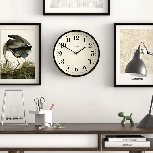 Miniatura 2 de Reloj de pared NEWGATE® Número Cuatro Teatro Reloj redondo moderno 30cm Negro Números decorativos Ideal para cocina, sala de estar u