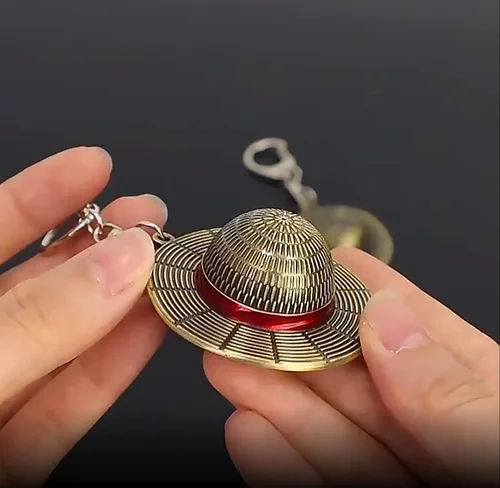 Miniatura 4 de Batustou Llavero de una pieza con sombrero de paja Luffy de anime, llavero de piratas de 2 pulgadas, accesorios para mujeres, hombres y niños