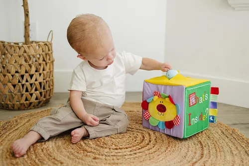 Miniatura 3 de Genius Baby Toys Caja de regalo y juego original de sorpresa, bordado a mano con 8 juguetes sensoriales y táctiles de felpa para bebés, cubo