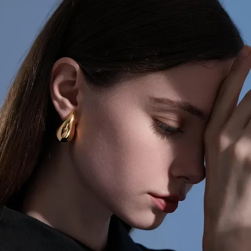 Miniatura 3 de KIAISXES Aretes de aro de gota de agua dorados, aretes gruesos para mujer, ligeros, hipoalergénicos, chapados en oro, joyería de moda para niñas