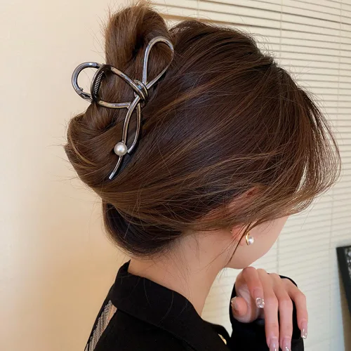 Miniatura 7 de Pinzas de metal grandes para el cabello con diseño de lazo negro y perlas blancas, pinzas antideslizantes para mujeres y niñas, agarre fuerte