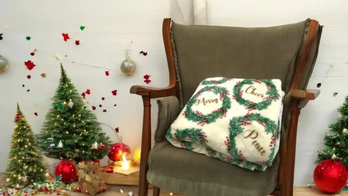 Miniatura 5 de Manta de Forro Polar para las Fiestas Navideñas: Corona Tradicional de Decoración del Hogar con Saludos Cheers Merry Peace Joy sobre Fondo Beige