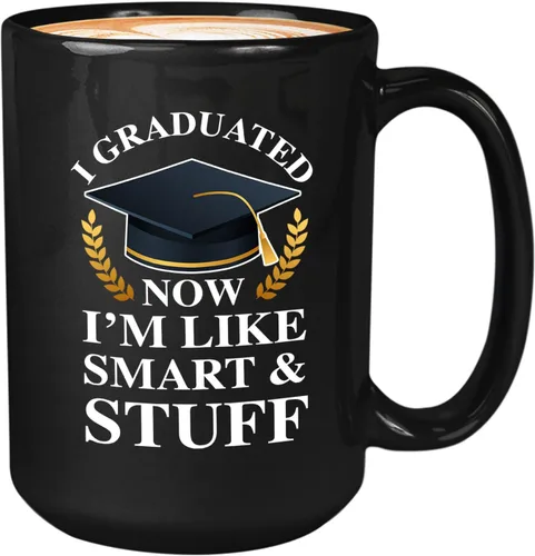 Taza de café de graduación de 15 onzas, color negro, con texto en inglés «Now I'm Like Smart & Stuff – Chistes graduados divertidos, collage tonto,