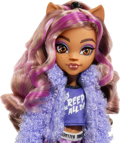 Miniatura 3 de Monster High Muñeca de fiesta Creepover, lobo Clawdeen con media luna de perro, ropa de fiesta de pijamas y accesorios como máscara de ojos y pizza
