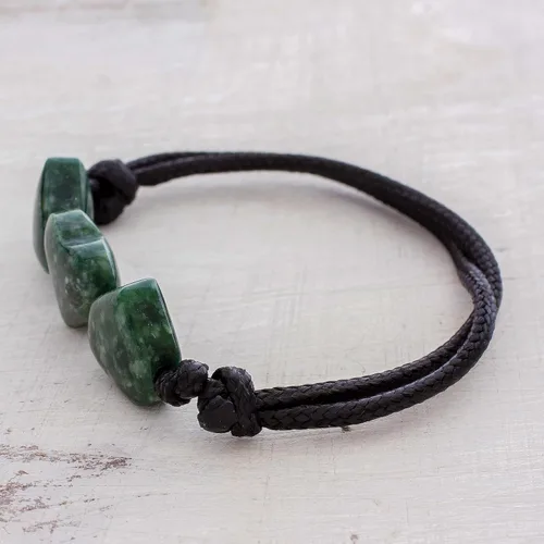 Miniatura 2 de NOVICA Pulsera con colgante de jade hecha a mano con corazón de Guatemala de algodón 'Maya Love in Green', Sin gemas. jade