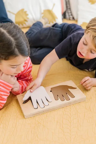 Miniatura 6 de THE FRECKLED FROG Rompecabezas de mano – 6 piezas – Juguetes de madera para mayores de 1 años – Ajusta todas las manos en la base – Inicia