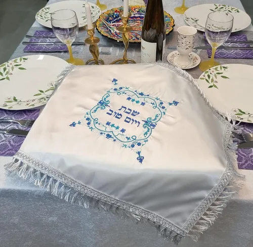 Miniatura 2 de TALISMAN4U Cubierta de pan de jalá de satén blanco Shabat bordado floral colorido flecos plateados Israel Judaica regalo 22 x 18 pulgadas