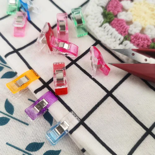 Miniatura 3 de Paquete de 45 clips de costura multiusos para acolchar y manualidades, suministros de costura para encuadernar. Colores surtidos y 1 cinta métrica