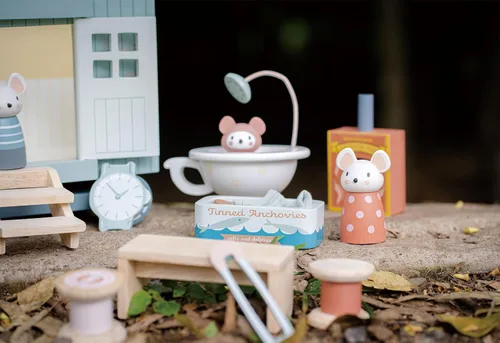 Miniatura 7 de Tender Leaf Toys - Cabaña del Pastor de la Pradera Secreta - Cabaña de Pastor de Madera Portátil y Amueblada con Ruedas, Incluye 11 Piezas