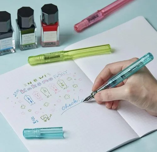 Miniatura 4 de Pilot - Pluma estilográfica Kakuno Family Series Kakuno Mama, punta fina roja transparente FKA-1SR-KMR-F con adhesivo Kanji LOVE de 5.15 x 0.59 x