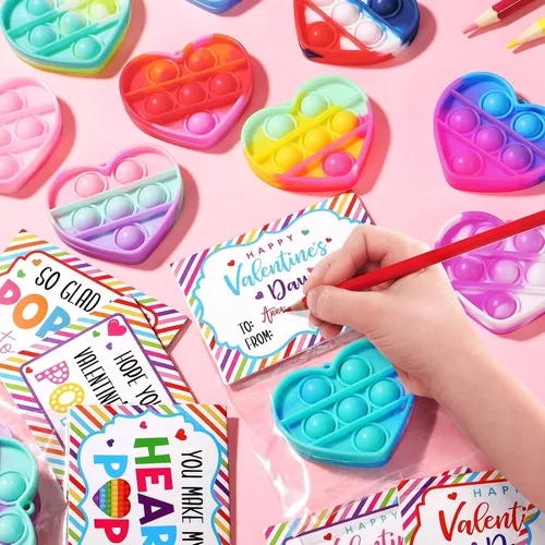Miniatura 6 de Qinline Paquete de 30 regalos de cumpleaños para niños – Mini juguete antiestrés de corazón con tarjetas de regalo para niños y niñas, regalos