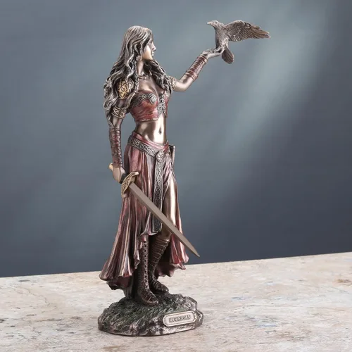 Miniatura 4 de Veronese Design 10 1/4 pulgadas Diosa celta Morrigan con cuervo y espada Estatua de resina acabado en bronce