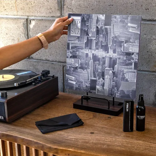 Miniatura 5 de Victrola 'The Kit' - Un kit de limpieza de discos de vinilo, funciona como soporte de discos, incluye cepillo antiestático, solución de limpieza