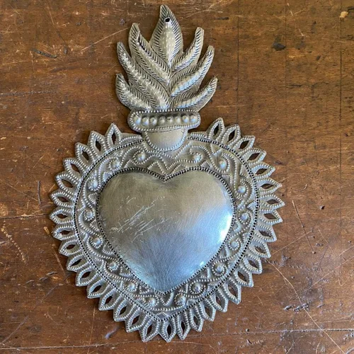 Miniatura 3 de Decoración de pared de corazón de metal Milagro, corazón flameante, hecho a mano, 7 x 10 pulgadas, Haití, adorno, hecho a mano, adornos únicos