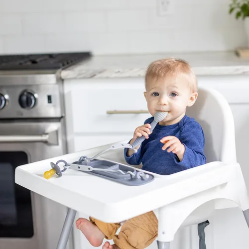 Miniatura 3 de BUSY BABY Mini Alfombrilla de Silicona - Ventosas Nuevas y Mejoradas, 2 Correas para Asegurar los Artículos Esenciales del Bebé, Autoalimentación