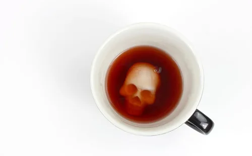 Miniatura 5 de Creature Cups Taza de cerámica SKULL (11 onzas, exterior negro) - Taza oculta con criatura 3D que emerge mientras bebes - Taza espeluznante de Cráneo