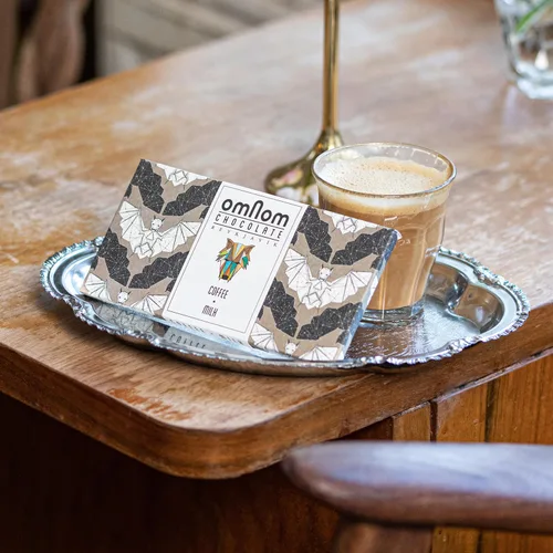 Miniatura 5 de OmNom Café + Leche Chocolate islandés de grano a barra de OMNOM CHOCOLATE REYKJAVIK Paquete de caja Barra de 10 x 2.12 oz