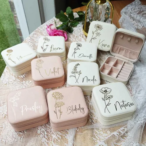 Miniatura 5 de DayOfShe Joyero de viaje personalizado con nombre y flor de nacimiento, regalos personalizados de dama de honor para mujeres, estuche de joyería