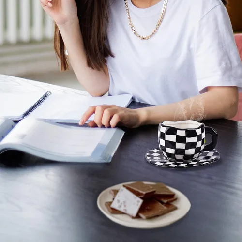 Miniatura 5 de Koythin - Taza de café de cerámica, taza de diseño a cuadros negros y blancos con platillo para oficina y hogar, apta para lavavajillas