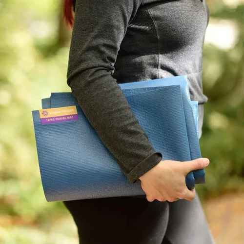 Miniatura 7 de Hugger Mugger Tapete de yoga de viaje de tapas, súper portátil y duradero, superficie adhesiva texturizada, se puede plegar o enrollar, plegable