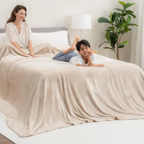 Miniatura 17 de Berkshire Blanket Cobija de cama VelvetLoft® clásica de terciopelo sólido tamaño Queen, cobija de felpa ligera y suave para cama y sofá, color Negro