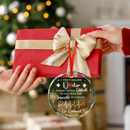 Miniatura 4 de Un médico verdaderamente asombroso es difícil de encontrar Adornos de vidrio, Adorno de Navidad personalizado de agradecimiento al médico 2025