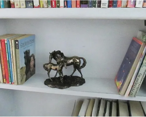 Miniatura 9 de Escultura de bronce, yegua y potro